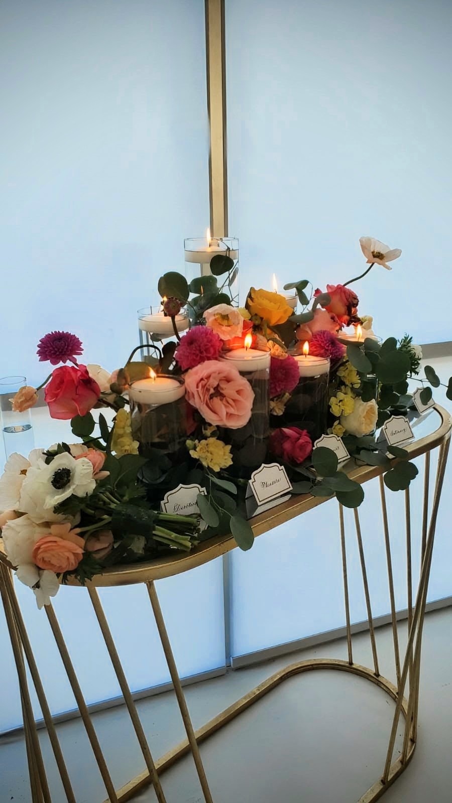 Centro de ceremonia de boda con flores y velas