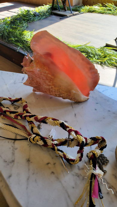 Montaje de altar de boda vikinga con caracol, cuerdas de handfasting y mesa de ritual en interior