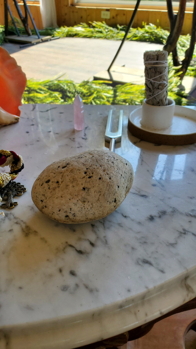 Elementos de ceremonia vikinga con sahumerio, cristal, piedra y objetos espirituales del altar