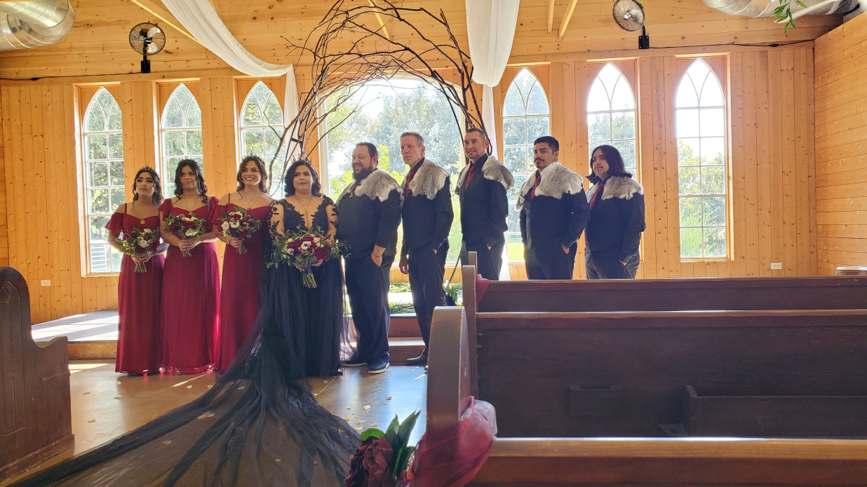 Cortejo de boda vikinga en interior con fondo de arco de madera y decoración ceremonial
