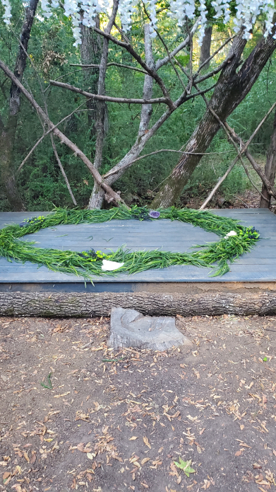 Círculo ceremonial de boda vikinga sobre plataforma de madera para ritual simbólico